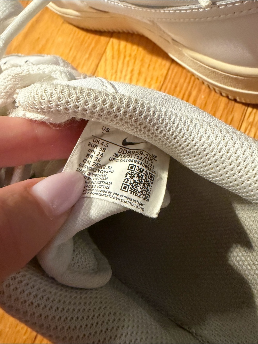 Nike White Low-Top Sneakers - Picture 6 of 6